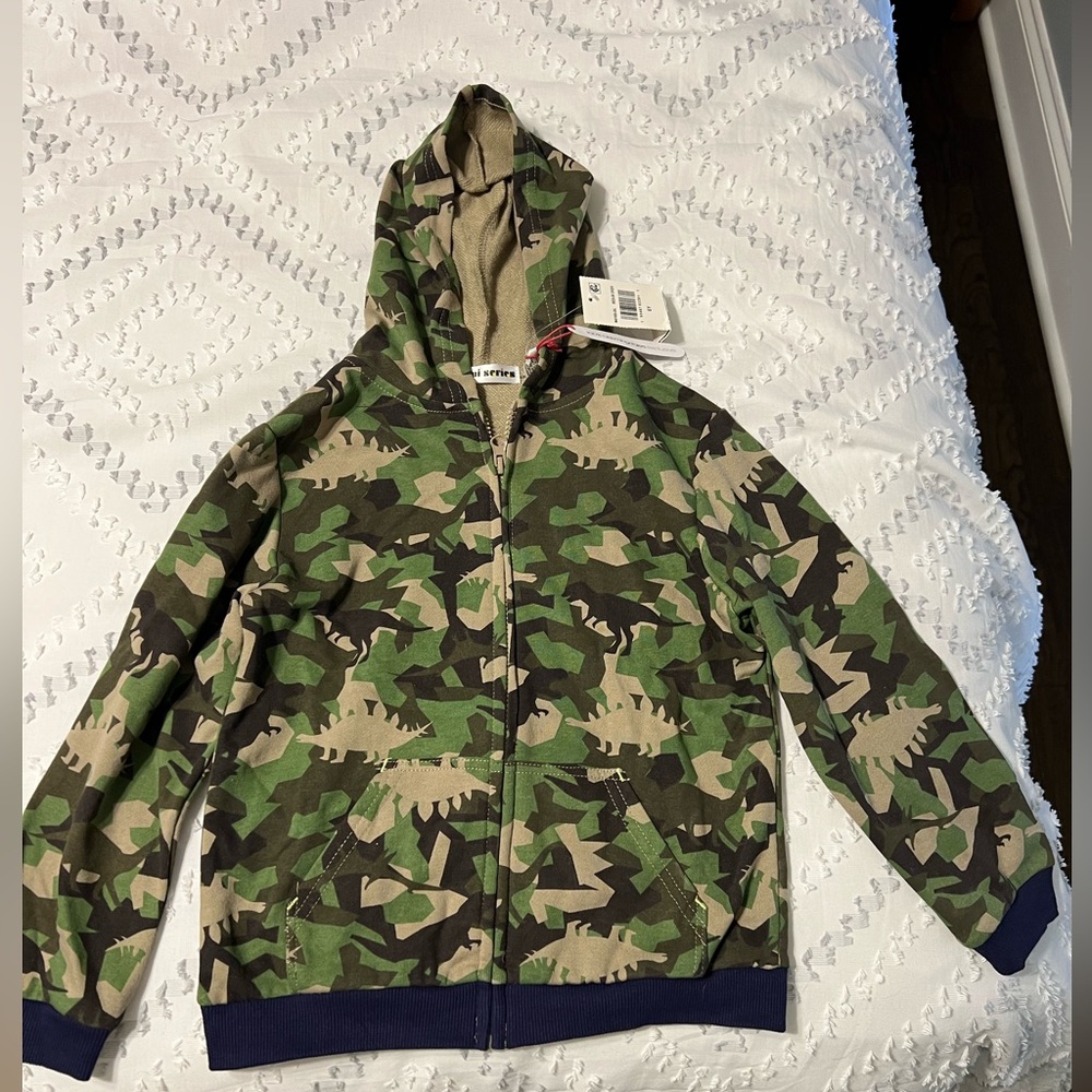 Boy’s size 6 dinosaur zip up hoodie. New with tags